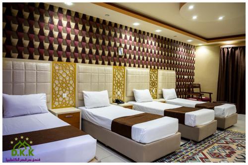 two beds in a room with two beds sidx sidx sidx at Dur Kassir Alkadhimiya Hotel in Karbala