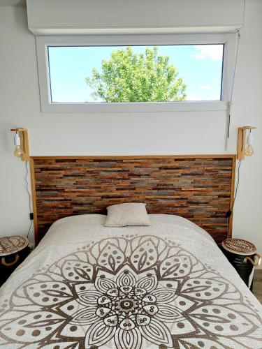 une chambre avec un grand lit avec une fenêtre dans l'établissement La Sève de l'Olivier, à Amblans-et-Velotte