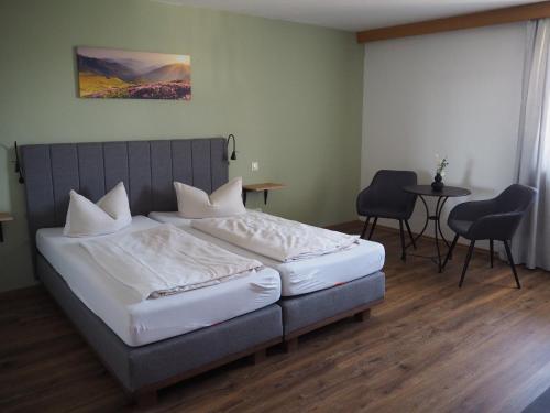 Postel nebo postele na pokoji v ubytování Hotel Garni Kern