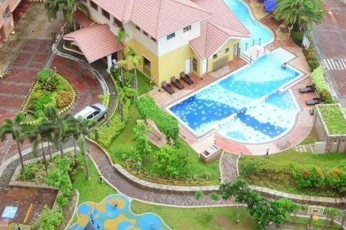 - une vue aérienne sur une maison avec une piscine dans l'établissement Near Manila Airport, MAILZ HOMEZ COZY 2 Bedroom Condo, Full Kitchen, Swimming Pool, WIFI, 4R, à Manille