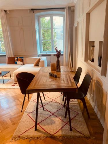un salon avec une table et des chaises en bois dans l'établissement Les tonneliers, à Strasbourg