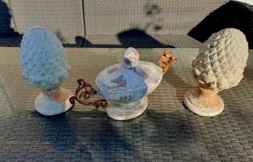 a group of four glass vases sitting on a table at 2 Zimmer Domizil am Südhang mit Terrasse und Pool in Ortenberg