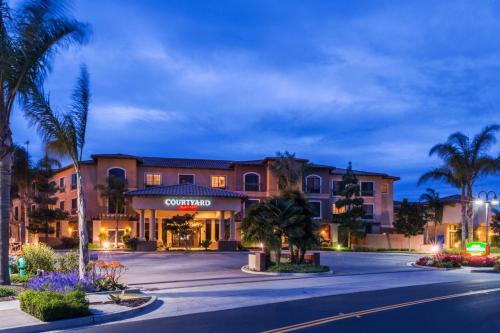 ein Gebäude mit Palmen vor einer Straße in der Unterkunft Courtyard by Marriott San Luis Obispo in San Luis Obispo