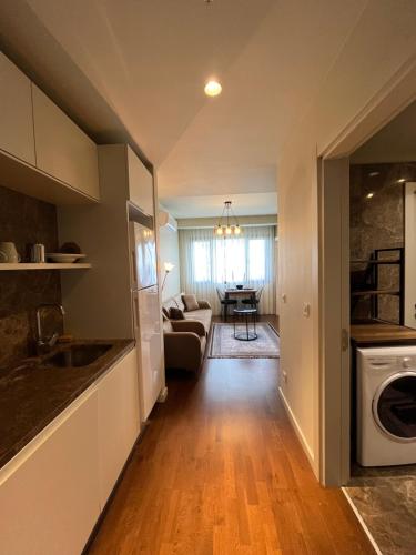 Il comprend une cuisine et un salon avec un lave-linge et un sèche-linge. dans l'établissement Ultra Luxury Residence, à Istanbul