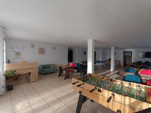 的住宿－Casa Godi，配有台球桌和椅子的房间
