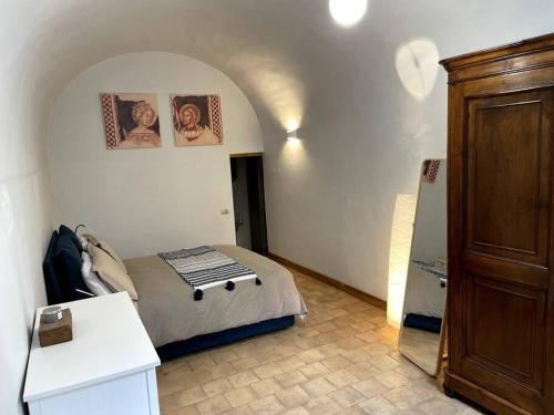 - une chambre avec un lit et une commode dans l'établissement Bella Casa Affrescata, à Orvieto