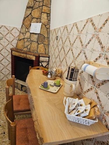 - une table en bois dans une chambre avec cheminée dans l'établissement TRULLO AURORA BOREALE, à Alberobello