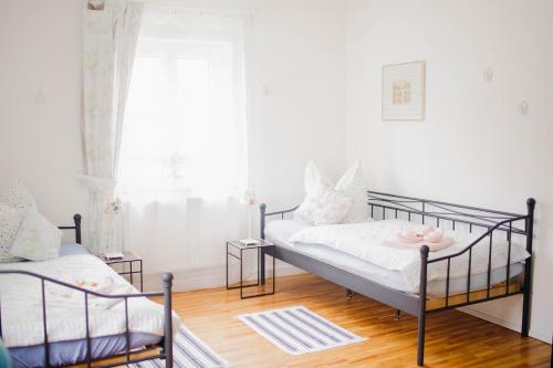 a bedroom with two bunk beds and a window at Landhaus am Schloss in Schnabelwaid