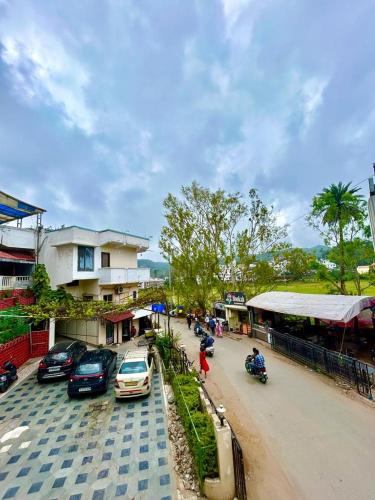 a group of cars parked in a parking lot at Hotel Samrat International in Mount Ābu