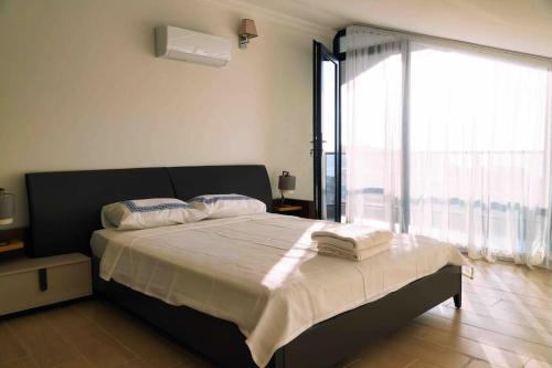 um quarto com uma cama grande e uma janela grande em LUXURY VILLA FOUR FOURLEX (YALOVA) em Termal