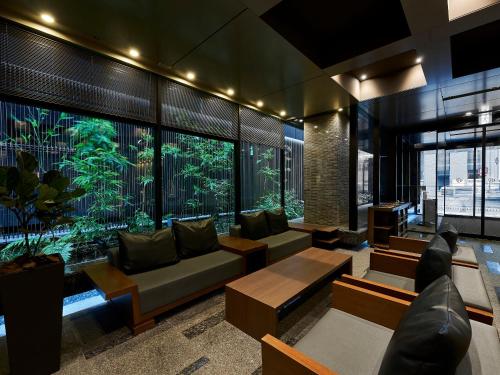 uma sala de estar com um grande aquário na janela em Daiwa Roynet Hotel Kyoto Shijo Karasuma em Quioto