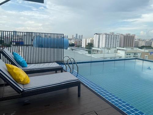 un balcón con piscina en la parte superior de un edificio en Solace at Srinakarin Hotel en Bangna