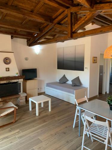 uma sala de estar com uma cama e uma mesa em Chalet al Mare em Civitavecchia