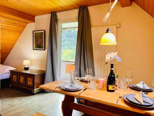 uma sala de jantar com uma mesa e um candeeiro em Waterfall View em Kandersteg