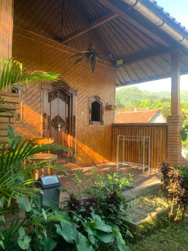 Сад в Jana's Homestay