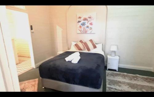 een slaapkamer met een bed met een wit dier erop bij Melton Hill in Townsville
