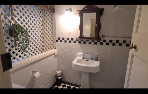 y baño con lavabo y espejo. en Melton Hill, en Townsville
