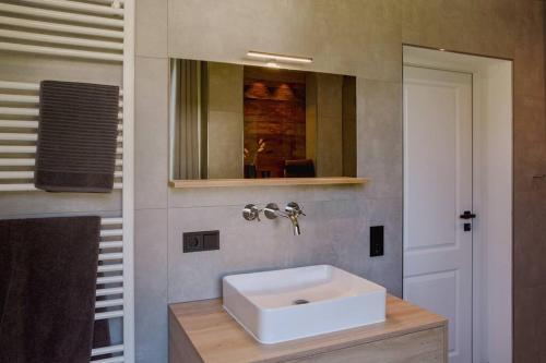 施馬倫貝格的住宿－Nest Heiminghausen，浴室设有白色水槽和镜子