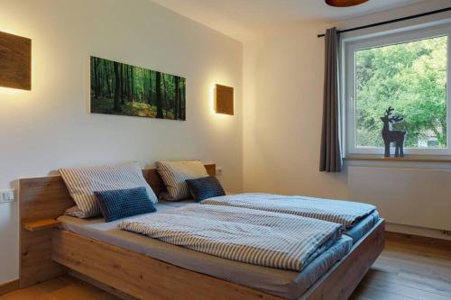 um quarto com uma cama e uma janela em Nest Heiminghausen em Schmallenberg