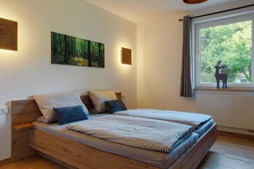 1 dormitorio con cama y ventana en Nest Heiminghausen, en Schmallenberg
