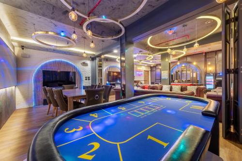 a game room with a roulette table at Qiu Hotel Sukhumvit SHA Plus in Bangkok