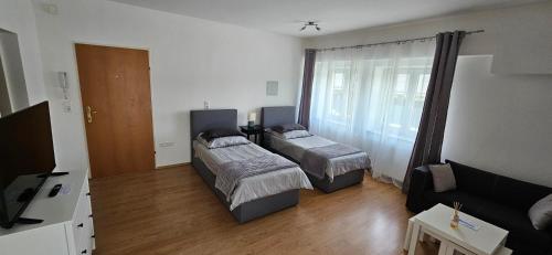 uma sala de estar com duas camas e um sofá em TOP 06 em Fohnsdorf