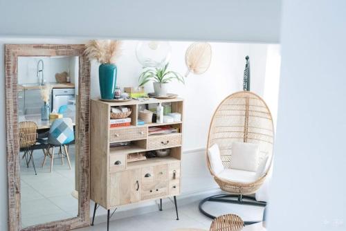 Cette chambre comprend un miroir et une chaise. dans l'établissement Agréable maison de ville à 500 mètres de la cité, à Carcassonne