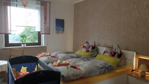 uma sala para crianças com uma cama com brinquedos em FW-Talblick em Annaberg-Buchholz