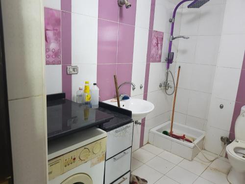 y baño con lavabo y aseo. en ١٣ شارع المشتل تقسيم الشيشيني كورنيش المعادي مستشفىالسلام الدولي والنيل بدراوي وجنين, en El Cairo