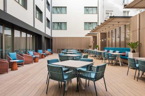 a cafeteria with tables and chairs in a building at Eurostars Aliados in Porto