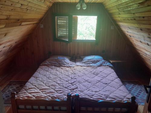 Postel nebo postele na pokoji v ubytování Kremna Cottage