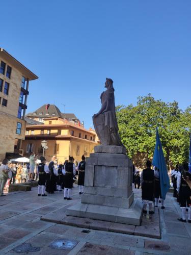 een groep mensen die rond een standbeeld staan bij Alojamiento Oviedo 2 con parking in Oviedo