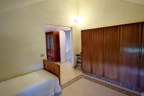 Ένα ή περισσότερα κρεβάτια σε δωμάτιο στο Villa Fazi - Liberty Style Villa With Private Pool & Park