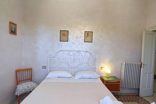 Ένα ή περισσότερα κρεβάτια σε δωμάτιο στο Villa Fazi - Liberty Style Villa With Private Pool & Park