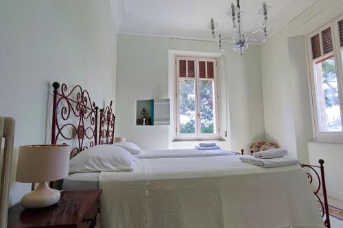 Ένα ή περισσότερα κρεβάτια σε δωμάτιο στο Villa Fazi - Liberty Style Villa With Private Pool & Park