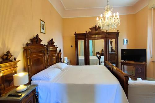 Ένα ή περισσότερα κρεβάτια σε δωμάτιο στο Villa Fazi - Liberty Style Villa With Private Pool & Park
