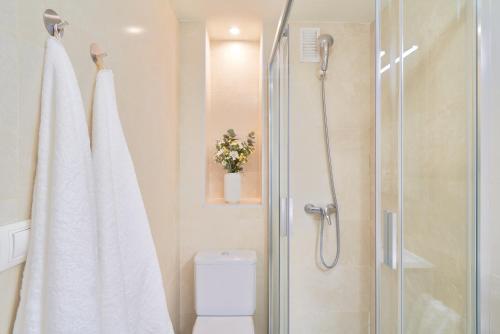 a bathroom with a shower and a toilet at Apartamento Premium en Centro Histórico, luminoso y acogedor in Málaga