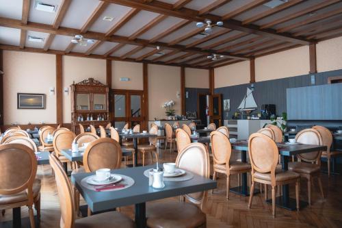- une salle à manger avec des tables et des chaises dans l'établissement Hotel Richmond, à Blankenberge