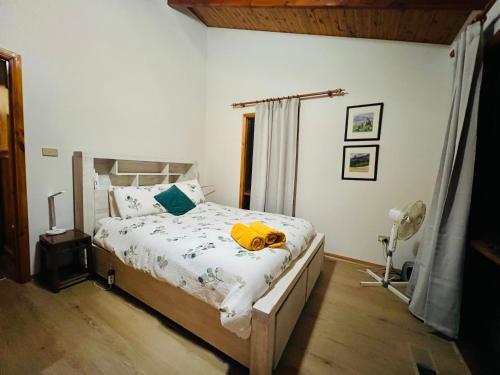 een slaapkamer met een bed met een geel voorwerp erop bij Canyon Cottage Majestic view in Blackheath