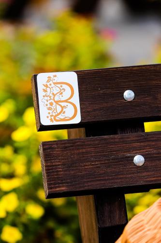 a sign on the back of a wooden bench at Bednarzówka in Nowy Tomyśl
