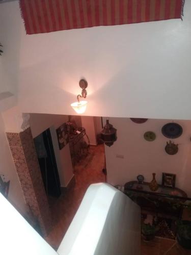 een kamer met een plafond bij Chez Fatima in Agadir