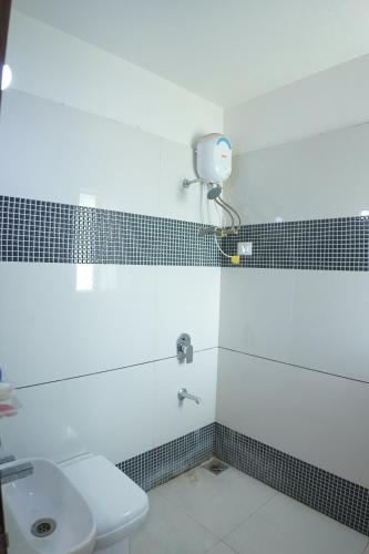 Ein Badezimmer in der Unterkunft Palm Suite With Sky Terrace on 11th floor Fortune Serenity