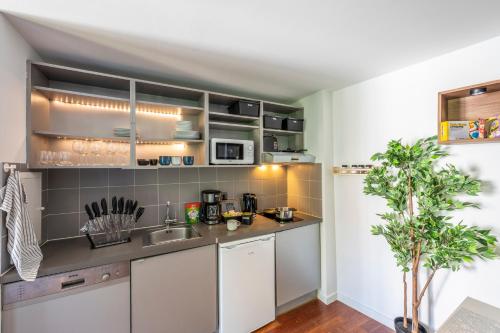 een keuken met een wastafel en een aanrecht bij Sensational Studio in Brussels City Fantastic Location in Brussel