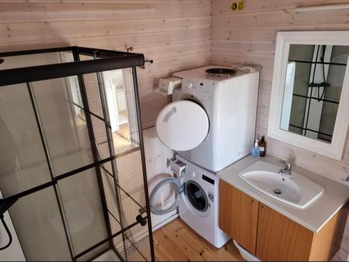 ロイガルヴァトンにあるLuxery golden Circleの小さなバスルーム(洗濯機、シンク付)