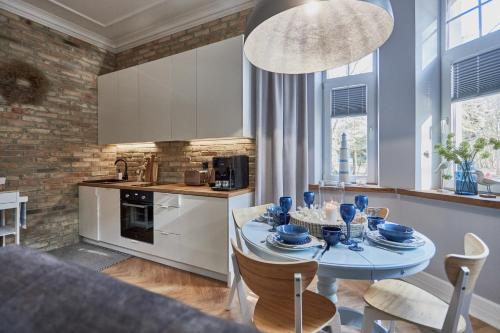 uma cozinha e sala de jantar com mesa e cadeiras em Apartamenty Świnoujście - Apartament Bella em Świnoujście