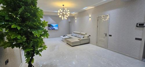 ein Wohnzimmer mit einem Sofa und einem Kronleuchter in der Unterkunft VIP LOFT apartment in Baku