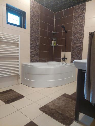 łazienka z wanną i umywalką w obiekcie Morrison Apartments w mieście Miercurea-Ciuc