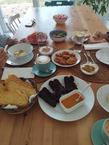 une table en bois avec des assiettes de nourriture dessus dans l'établissement Casa Cunaci Bed and Breakfast, à Capo Vaticano