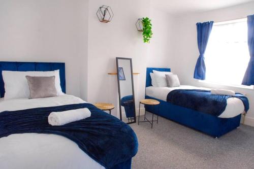 מיטה או מיטות בחדר ב-Vibrant 4 Bedroom House With Game Area & Garden