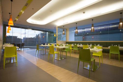 Restaurace v ubytování Zest Jemursari by Swiss-Belhotel International